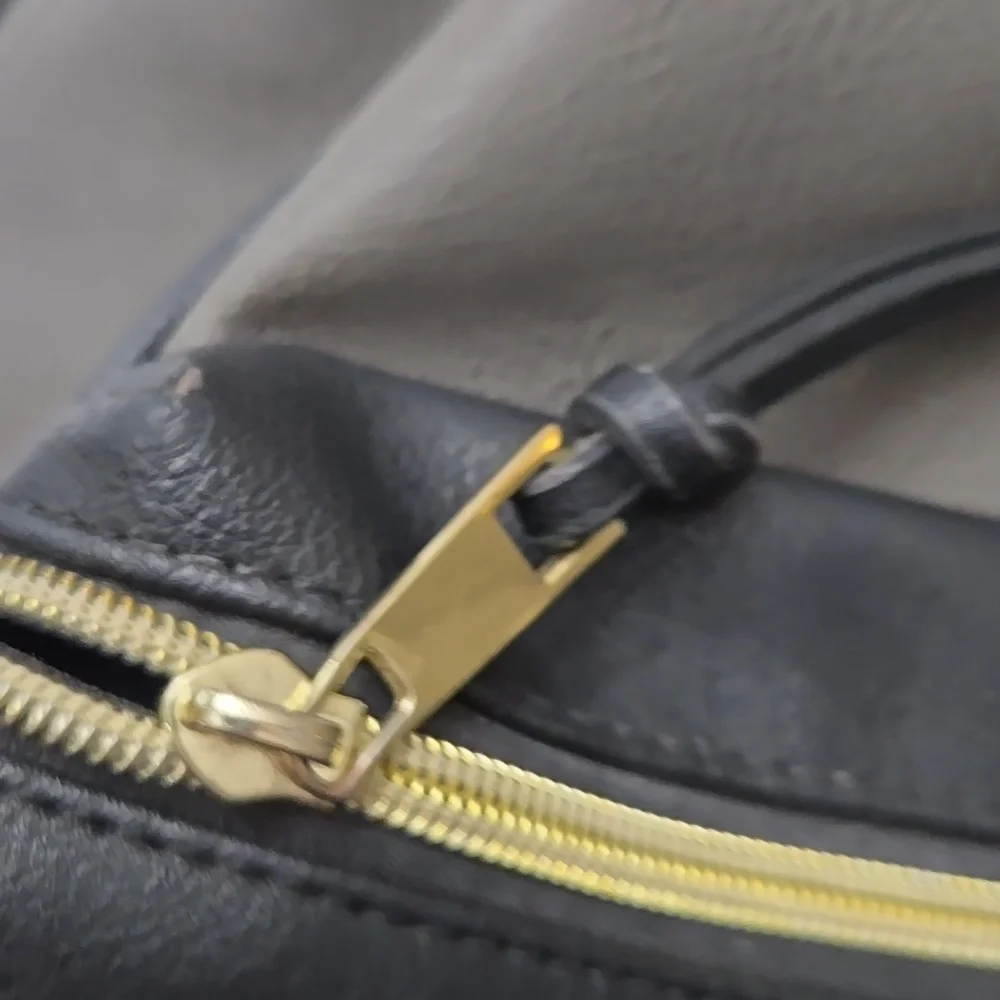 Kah‎ and Kee Backpack. Grey and black.